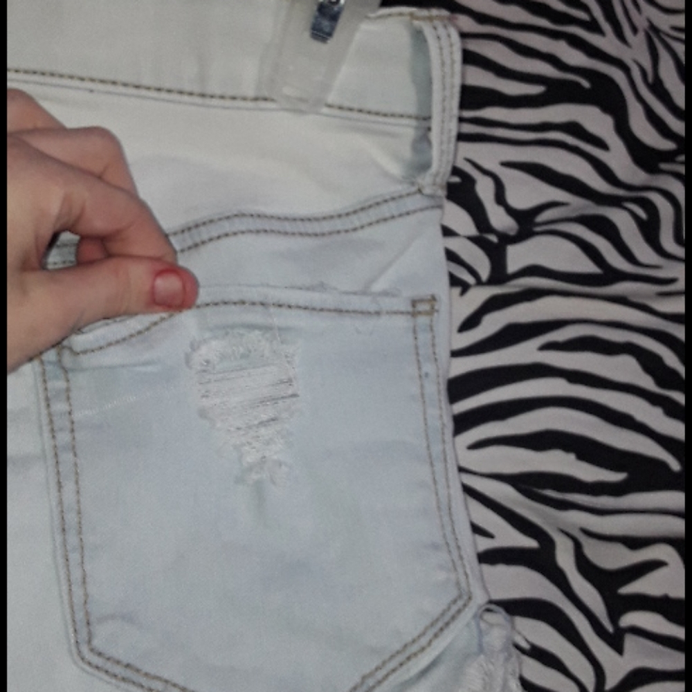 Mid rise Ripped Shorts - Picture 3 of 5
